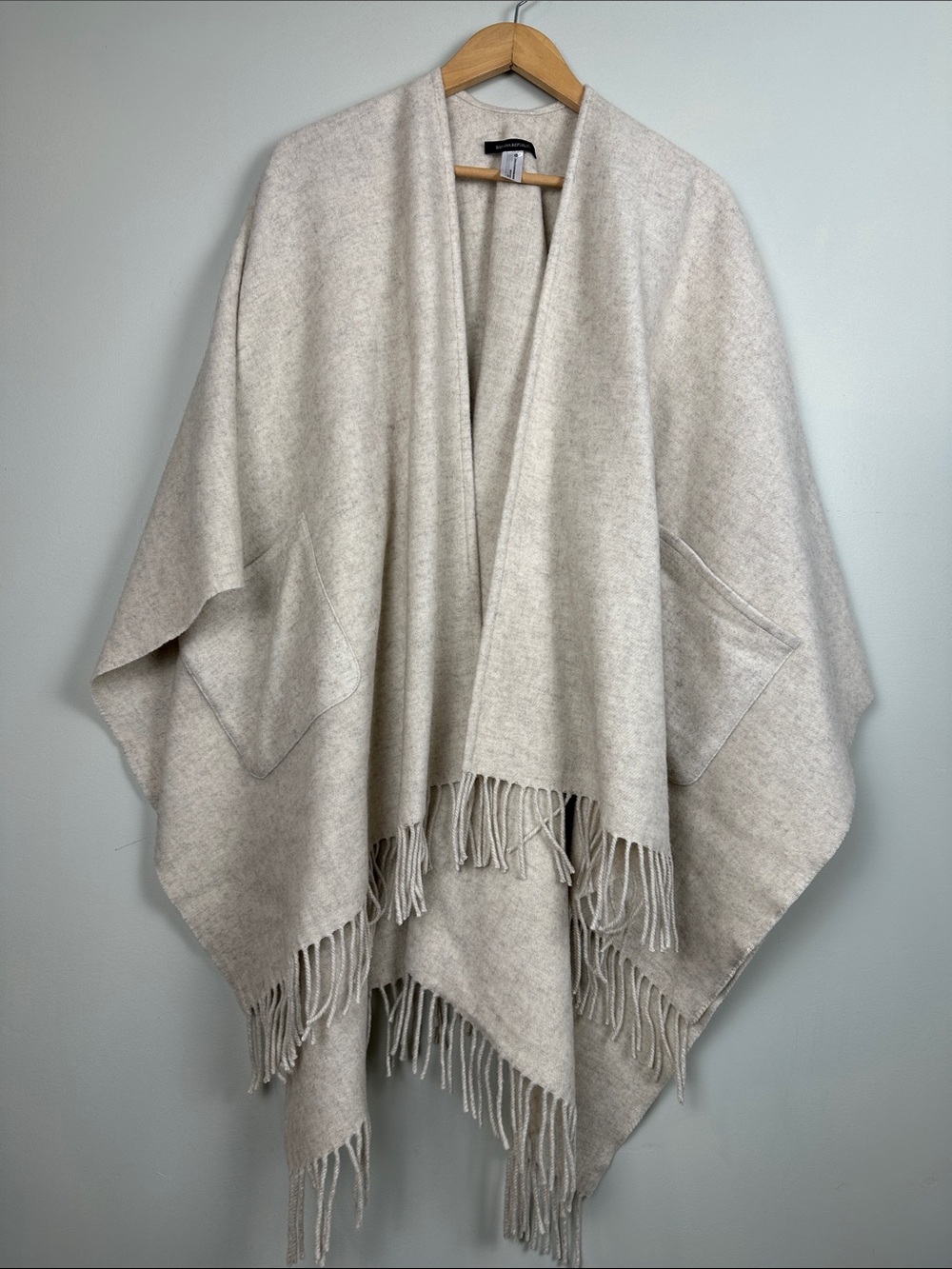 186. Banana republic wool blend oatmeal shawl poncho fringe pockets, one size.